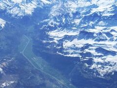 ２３　１２：３４
ブリエンツ湖　Brienzersee , Switzerland

左下に見える町は、スイス・ベルン州に位置する
木彫の伝統工芸が有名だというブリエンツ Brienz。

写真の向こう側に行くと、マイリンゲン Meiringen。

湖の南端（写真下手方向）に行くと、
ユングフラウ登山などへ向かう際の拠点として多くの観光客が訪れる
ベルン州の　インターラーケン Interlaken。

Google Map
http://bit.ly/1JUVoTW