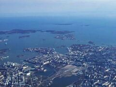 ３７　１４：５４
ヘルシンキ市中央部上空。

下の方に見えるスタジアムが、
ヘルシンキ・オリンピックスタジアム　Helsinki Olympic Stadium。
1952年に開催されたヘルシンキオリンピックのメイン・スタジアム。

真ん中にある湾が、トゥールン湾　Toolonlahti。

トゥールン湾の向こう （写真中央） に、
ヘルシンキ中央駅　Rautatieasema Helsinki。

Google Map
http://bit.ly/1L7c10f

写真の奥の方に見える島が、
世界遺産 「 スオメンリンナの要塞群 Fortress of Suomenlinna 」
に登録されている　「 スオメンリンナ島 」 でしょうか?
http://bit.ly/1INagzu