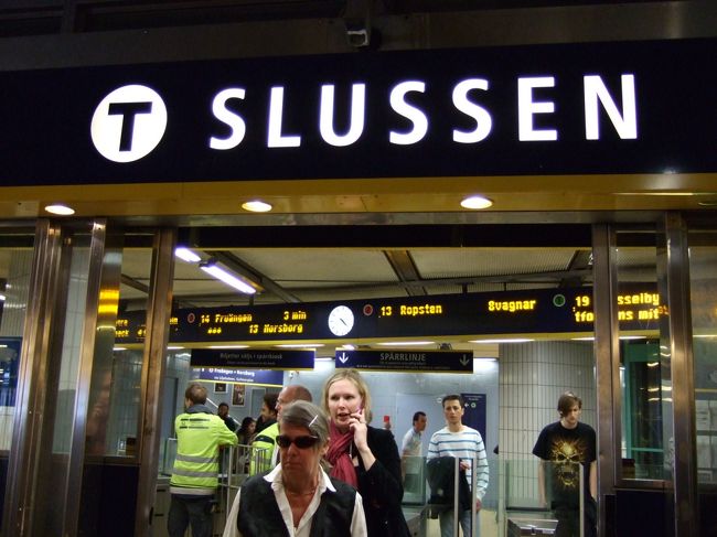 旧市街（ガムラスタン）を抜けた所に、<br />SLUSSEN（スルッセン）というターミナルを見つけました。<br />バス、地下鉄、電車のターミナルです。