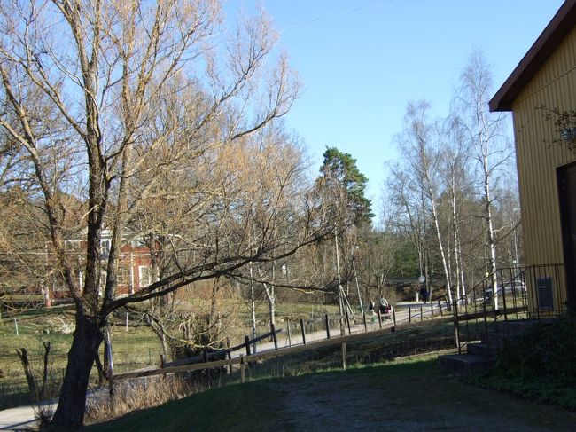 家もまばら。<br />でも白樺の木があったり、とても雰囲気があります。<br />　−ところで引き返す電車は来るのでしょうか・・<br />　　少し心配・・。