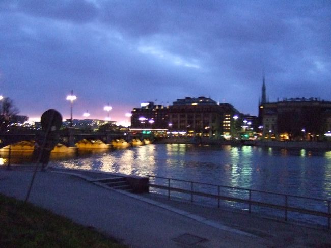 ホテルに帰り明日からの会議に備えることにします。<br />紫色の夕空が涙が出そうに綺麗です。