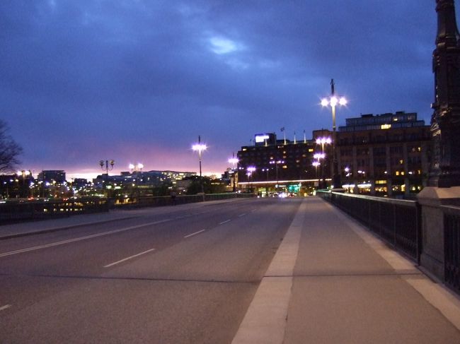 旧市街地から新市街地へとかかる橋を渡ります。<br />正面に見えるのが今回の宿泊先、<br />シェラトンホテルです。<br /><br />明日からの会議、うまく行きますように。<br />おやすみなさい。