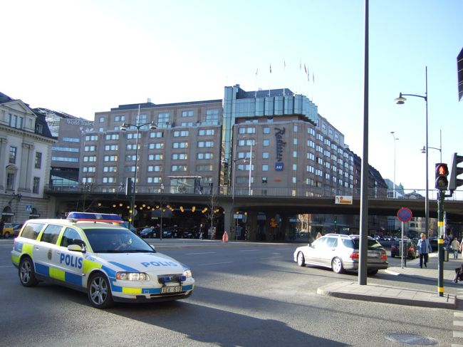 ※お店への行き方は・・・<br />　１）セントラルストックホルム（新市街地）の<br />　　　国鉄中央駅（T-Centralen駅）前の<br />　　　Radisson SAS ホテルを左に見ながら、<br />　　　Vasagatan通りを下る。