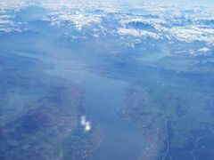 ２６　１２：４０
チューリヒ湖　Zurichsee

チューリヒの中心から南東に約40kmのびる細長いバナナのような形の湖。
写真の下の方に行くと、 チューリヒ Zurich。

去年、イタリアに行く時にスイスエアーを利用し、
トランジットの時間を利用し、少しだけチューリッヒ散歩ができました。

Google Map
http://bit.ly/1TvKCED