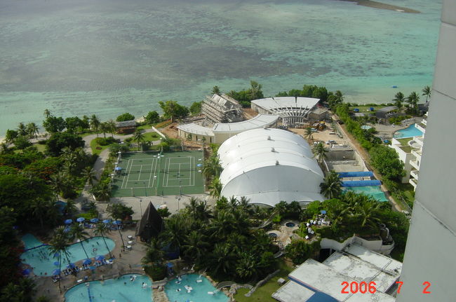 テニス、バスケ、ゴムをつけて高く飛ぶのも、<br />スカッシュなどなど<br />お部屋番号を伝えれば何でも<br />FREEで使えるから<br />とにかく全部やるぞーー！！