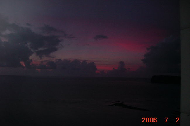 夕焼け<br /><br />日本では見られない色だなぁ