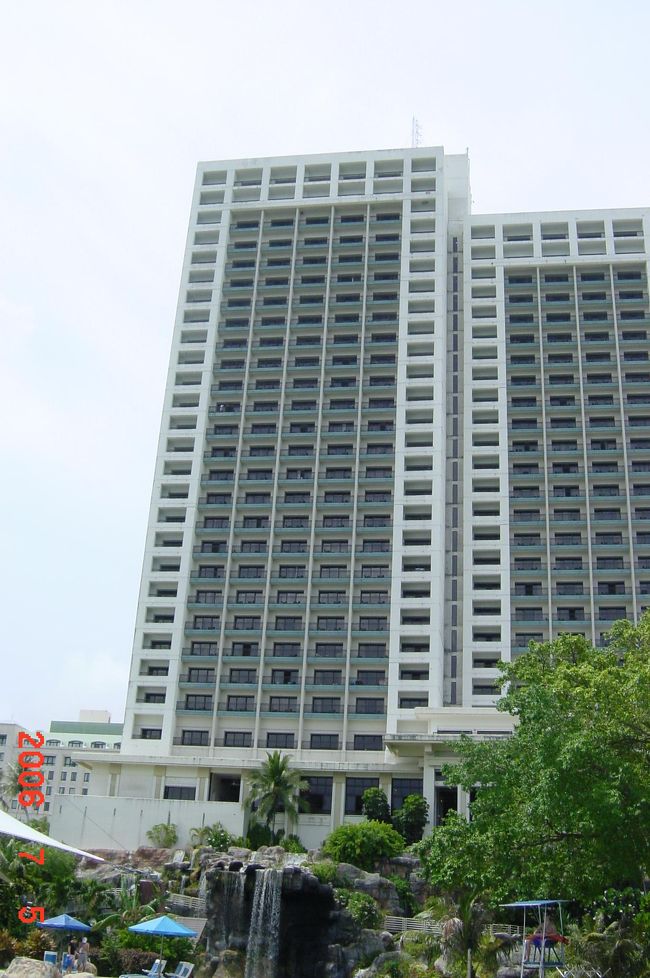 プールからホテルを写したもの<br /><br />他のホテルと比べて一段と高層