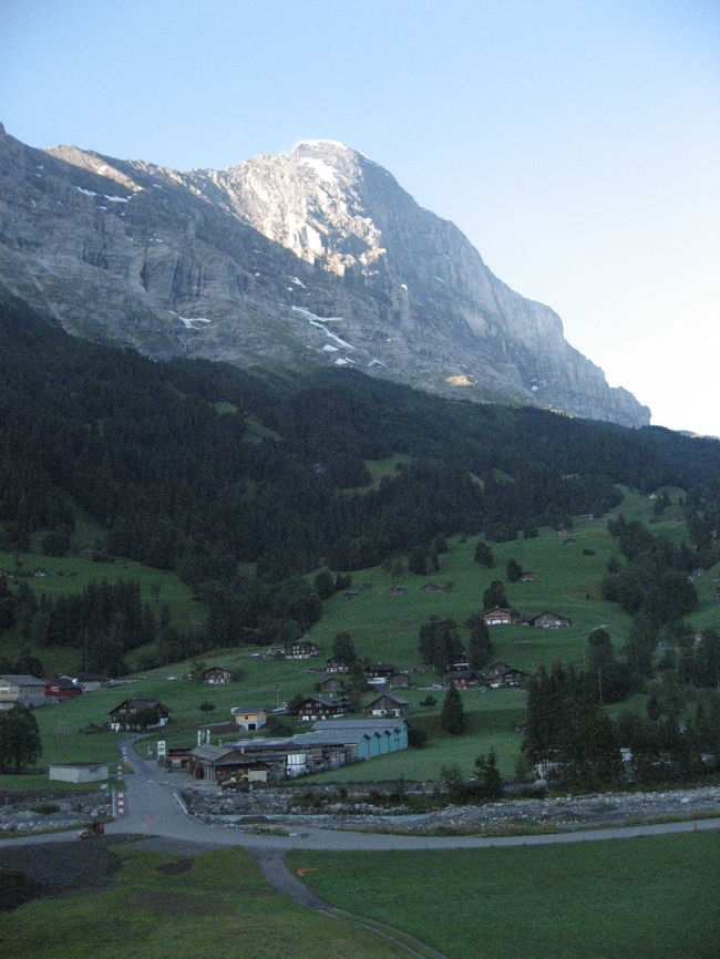 アイガー（標高3970m）<br />アイガーの正面に見えるのは北壁、雪が付きにくい絶壁です。左側の稜線（東山稜）はミッテレギ稜です。