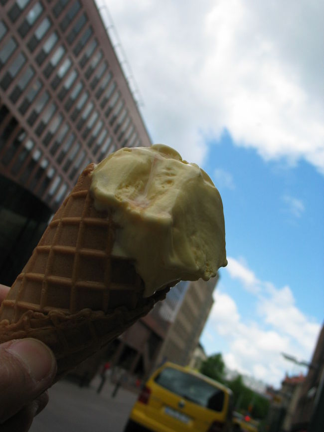 飛行機の時間が近づいてきたので空港に行かなくては。<br />フィンランド最後はやはりアイスを食べて。