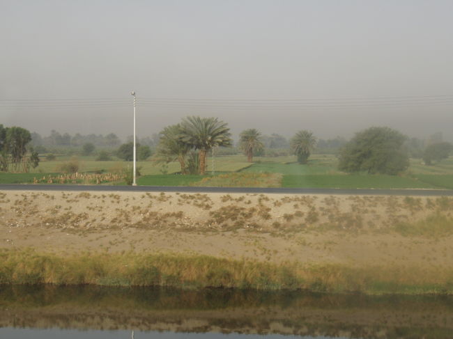 アスワン行き電車の車窓から.1<br /><br />砂地！