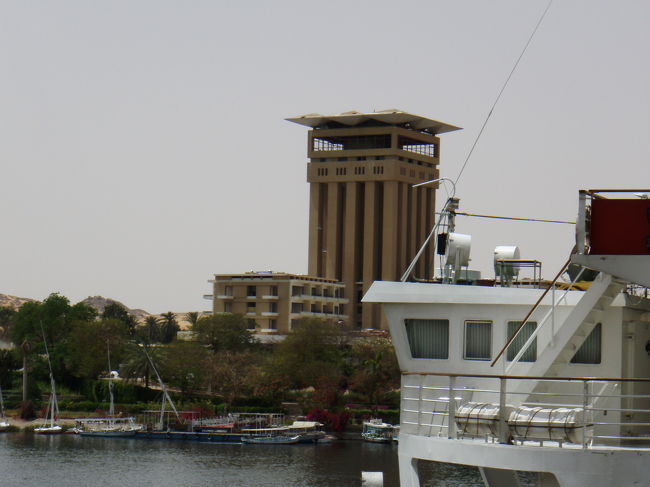 エレファンティネ島のホテル<br /><br />いいなぁ・・・<br />彼女のパパはそこに泊まったんだとさ