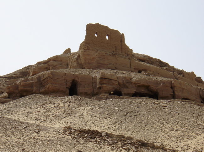 岩窟墳墓群<br /><br />ナイル川をフルーカで渡って<br />でも暑かったから中には入らなかった<br />フルーカは往復で20ポンド、何時間でも待っててやるっていってた<br />いいおっちゃんにあたったかな〜