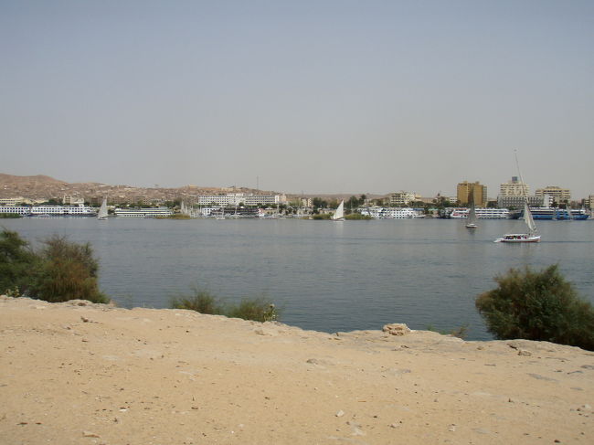 ナイル川<br /><br />渡った側からよ〜