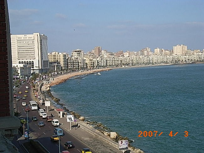 ホテルから見た地中海です。<br />遠目で見るとすごく綺麗！<br />でも、近くで見るとゴミだらけ！<br /><br />空港からの送迎バスはここから2キロほどの<br />海沿いの広場で下ろされます。