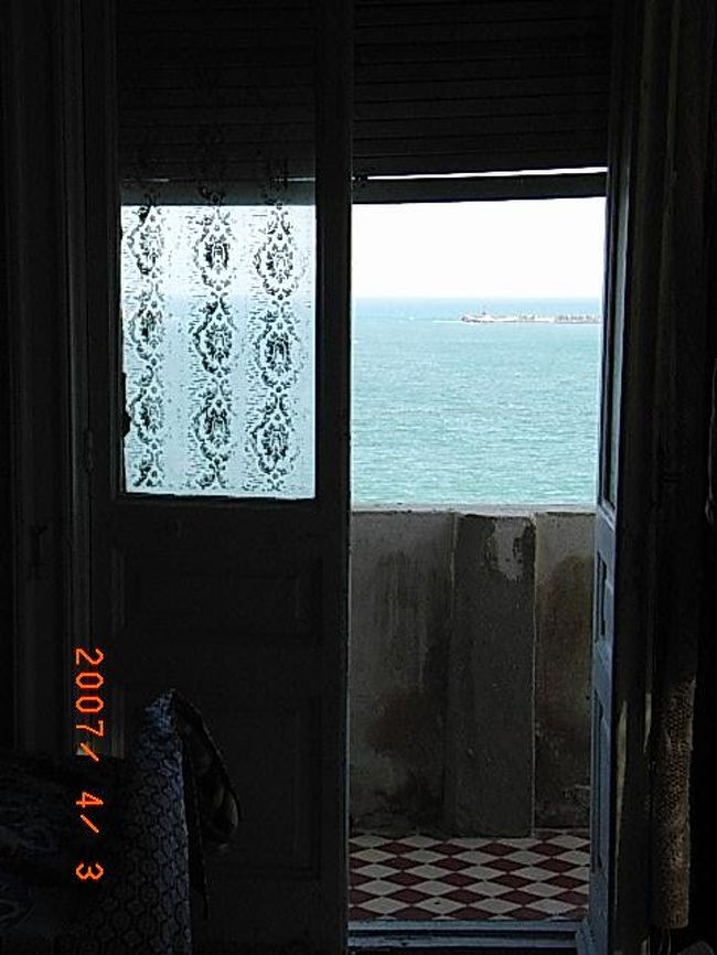 ホテルの窓から見える地中海は絶景です！<br />ホテル名：ニューウェルカムハウス<br />ツインのプライベートルーム（部屋内にシャワーとトイレあり）<br />価格：二人で50LE<br /><br />安宿ですが、オーナーの感じもよく、ツアーなどの勧誘もなく<br />適度にほっといてくれるのがいい感じでした。<br />価格は時期によって違うと思います。<br />下の階にも安宿があるみたいだったので<br />両方を見比べて決めても良いかと思いました。