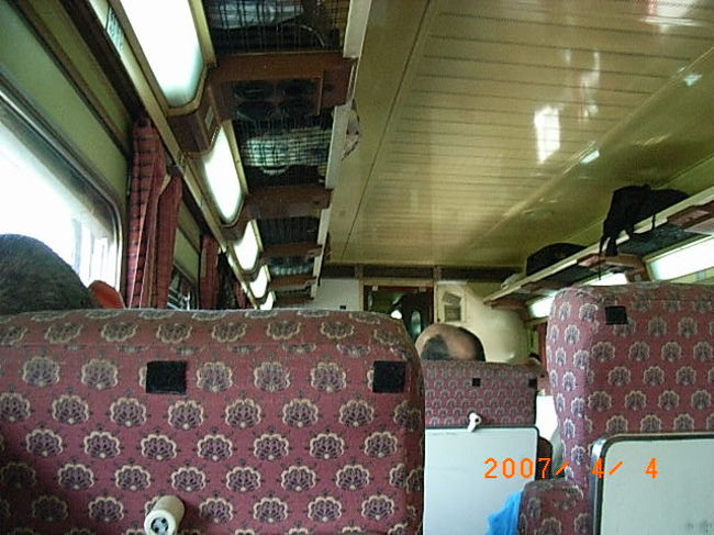 アレキサンドリア・マスル駅からカイロのラムセス駅までの2等車の中です。<br />電車は古いですが、さすが2等車でこぎれいな感じです。<br />車内は希望者にはお昼ご飯も出してくれます。<br />一人一人にランチあ欲しいか聞いてくれるので、欲しければこの時注文して下さい。でもあんまり安くはないみたいです。（価格はわかりません）<br />私達は飲み物やオレンジやクッキーなど持ち込んできたので、断りました。