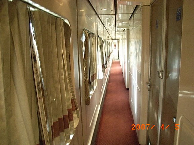 カイロ・ギザ駅からアスワンまでの寝台特急の中です。<br />さすが60ドルもする超高級寝台特急！動くホテルです！<br />もちろん無料で夕食と朝食もついています。<br />長い時間の移動ですが、広いスペースと広いベットで熟睡しました。<br />アスワンに到着する頃に部屋まで食事給仕してくれたり、ベットを用意してくれたボーイさんが部屋に来て、チップを請求されますが、ドル払いです。（エジプシャンポンドでは受け取ってくれません）いくら支払ったか覚えていないのですが、一人当たり1〜2ドルくらいだったかと思います。