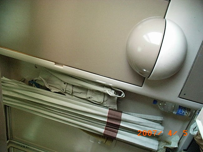 個室の部屋の中には洗面所もあります。<br />写真の丸い部分の扉を開くと、中に洗面所が出てきます。