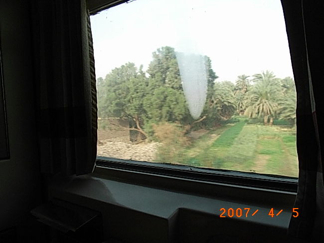 「世界の車窓から」みたいな気分になりテンションも上がってしました。<br />贅沢な広さと快適な寝台特急の旅は、貧乏旅行の中で、豪華ないい思い出になりました。<br />（だって、日本でも寝台車って乗った事なかったから・・）