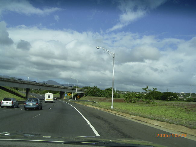 ホノルル空港に到着。<br />朝の６時半位だったかなぁ・・？<br /><br />ツアーの人たちは、それぞれの旅行会社の添乗員さんに<br />レイをかけてもらっているけれど、<br />私たちは・・・　淋しいねぇーなんて<br />眠くてフラフラしながら<br />飛行機で寝ておけばよかった←後悔<br /><br />ワイケレプレミアムアウトレットの開く時間まで<br />写真を撮って時間つぶし。<br /><br />適当な時間にタクシーへ乗り込みました。