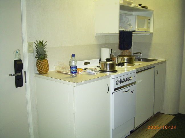 コンドミニアムのキッチン<br /><br />ちなみにパイナップルは８８¢<br />２日置いておいたら完熟<br />パイナップル好きにはたまらない<br />お　い　し　さ　♪