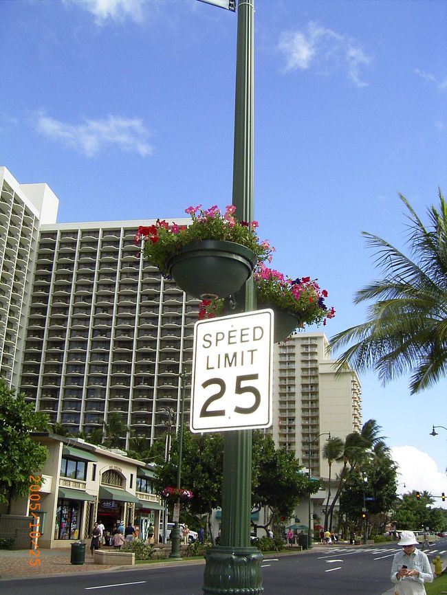 ワイキキビーチをまっすぐ歩いて