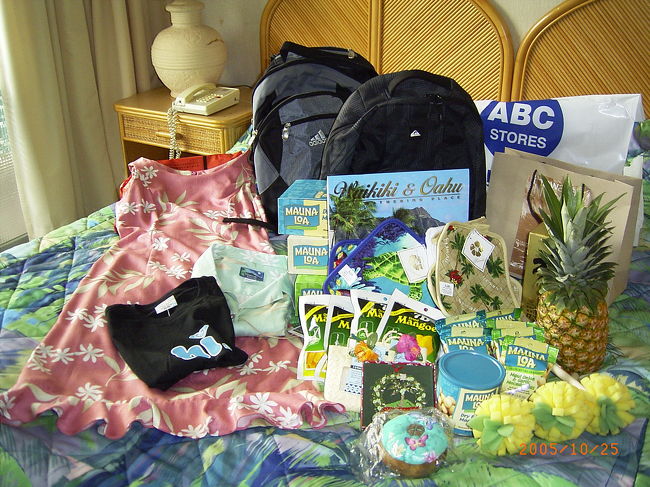 懐かしい写真<br /><br />2人がスカイダイビング行っている間に<br />ワイキキビーチをブラブラショッピング<br /><br />短大の卒業旅行でハワイへ来た時も<br />買ったもの写真を撮ったなぁ・・<br />