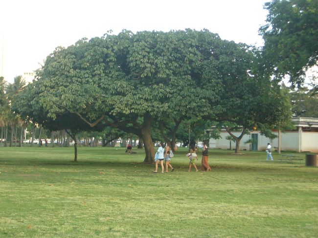 アラモアナ　ショッピングモールの前の公園