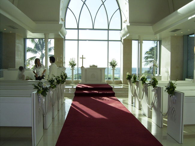 素敵な式が教会で執り行われました<br /><br />新婦さんと新婦父がバージンロードを歩く姿は<br />やはり感動！！<br /><br />