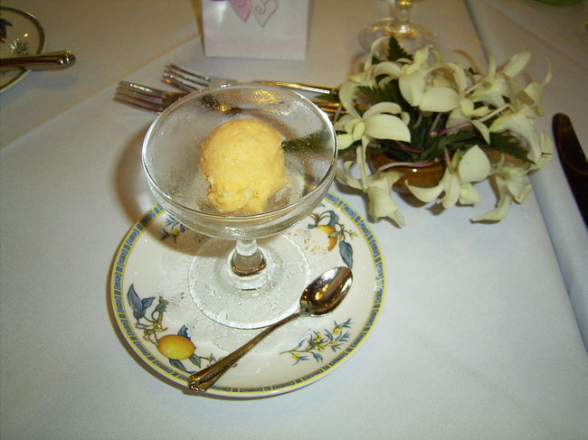 メインは食べちゃった・・・<br /><br />ちなみに最高級牛フィレステーキ<br />　品格漂うボルドレーズソース<br /><br />ハワイ産オーガニック野菜のトスサラダ<br /><br />でした。<br />おいしかった〜〜♪