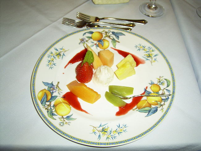 ハワイのフルーツ盛り合わせアイスクリーム添え