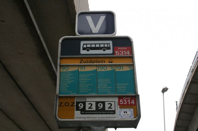 アムステルダム中央駅→NS列車のICでロッテルダム中央駅へ、中央駅を出て、i(information)でストリッペン・カールトを購入して地下鉄へ、Zuidpleinで下車。<br />そこからNo.90のバスでMolenkadeまでの長いような短い移動。