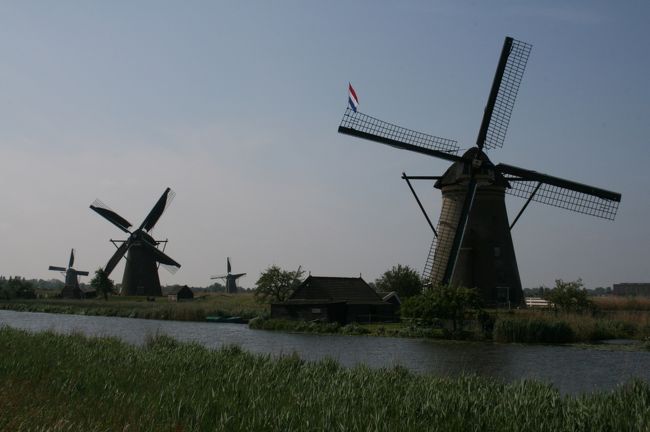 朝11時頃に無事キンデルダイクの風車へ到着。<br />朝からどんよりしていた曇り空は、無くなり快晴です。しかし写真のアングルでは逆行という条件...。<br />