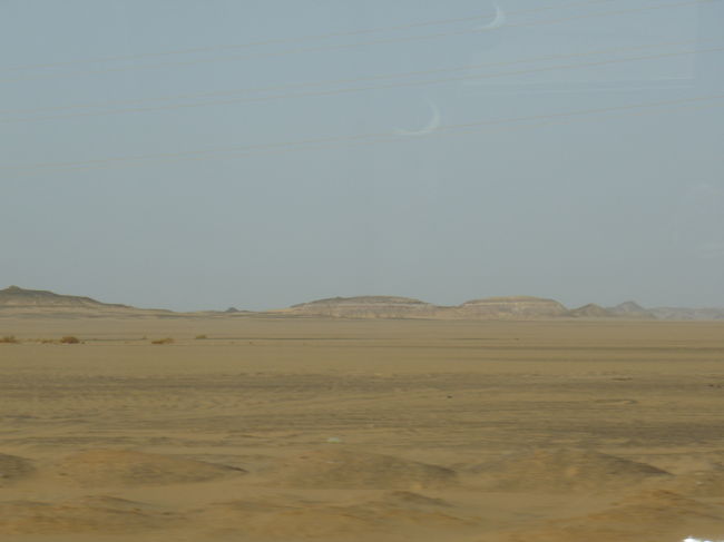 アブ・シンベル行きの車窓から<br /><br />さっばっく〜