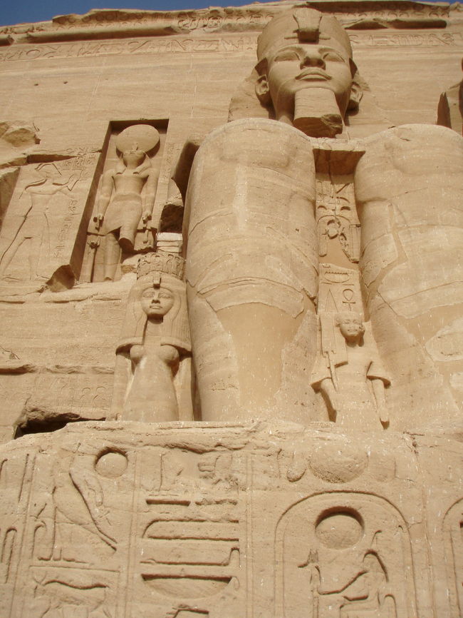 アブ・シンベル神殿<br /><br />直接見ないとすごさは伝わらないかな<br />とにかく圧倒される偉大さです<br />でも人もいっぱい<br />中は写真はダメ