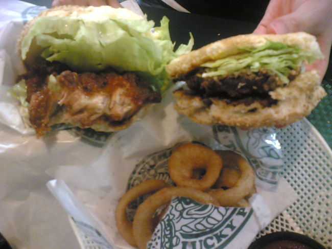 左が、チャイニーズチキンバーガー。甘酸っぱいたれがしみこんだ唐揚げチキンがごろごろ入ってとてもおいしい！<br />右はくじら味噌カツバーガー。<br />こちらも味噌の味がきいていて、ぺろっといただけちゃいます。<br />すべてのメニューを制覇したくなる味。<br />ソフトクリームもいけますよ！