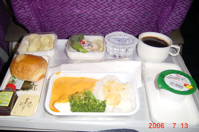 マレーシア航空は初めてだけど<br />お食事美味しいし<br />サービスもいい♪<br /><br />映画も何本見ただろう・・・