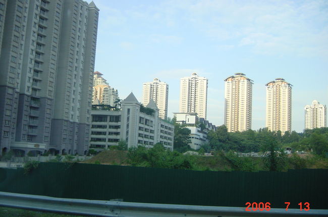 KL空港まで迎えに来てくれました。<br /><br />高層マンションだらけ。<br />コンドミニアムというらしいです。<br /><br />とてもキレイな町並みにびっくり