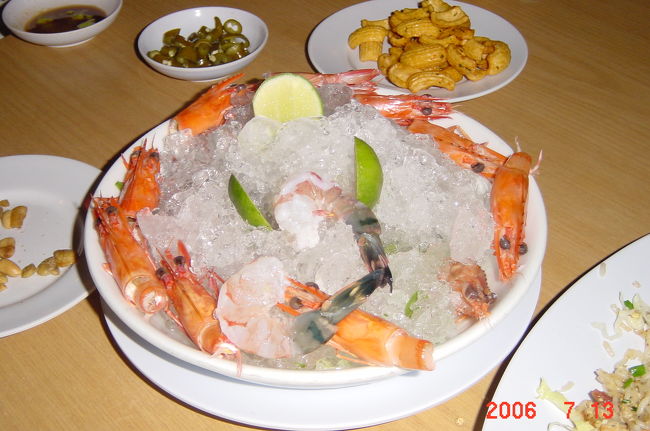 家に荷物を置いて<br /><br />奥さまとお子様と（２歳のかわいいお嬢ちゃま）<br />みんなで（7人で）夕食です<br /><br />「八客」<br /><br />何を食べても美味しかったです<br /><br />豚の角煮おすすめです<br /><br />