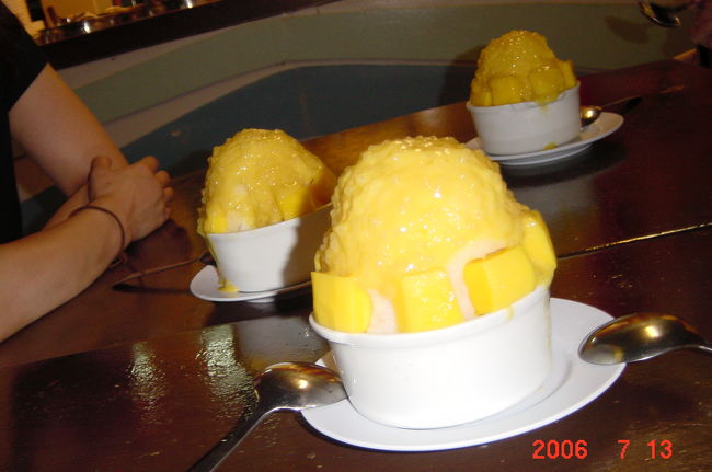 今度は車で移動して<br /><br />屋台へ。<br /><br />マンゴーのカキ氷<br />これもまた絶品☆<br />マンゴーがフレッシュで<br />甘すぎなくて・・<br /><br />また食べたくなっちゃった<br />