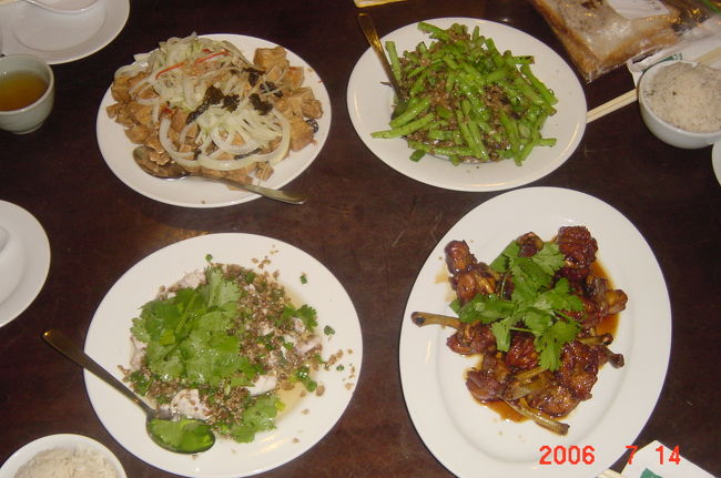 奥さまおすすめメニューです<br /><br />中華料理ですが、日本では食べたことのない味で<br />さっぱりと美味しかったです<br /><br />気が付いたことはマレーシアの人は<br />子どもに親切で<br />店内を抱っこして遊びに連れて行ってくれたり<br />通るたびに声を掛けてくれます<br /><br />日本では考えられない光景でした。<br />