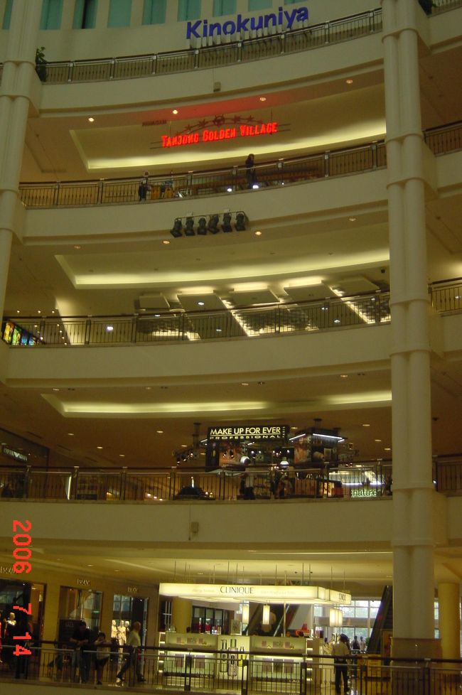 吹き抜けです<br /><br />日本で見かけるショップがたくさんあってビックリ<br />しかも驚くほど安いです。<br /><br />全部は行けないね、と言って<br />気になる所だけ。<br />そして奥さまお気に入りの靴屋さんを教えてもらい<br />見に行くとかわいい♪かわいい♪安い！！<br /><br />そして試着　購入　荷物が増える・・<br />