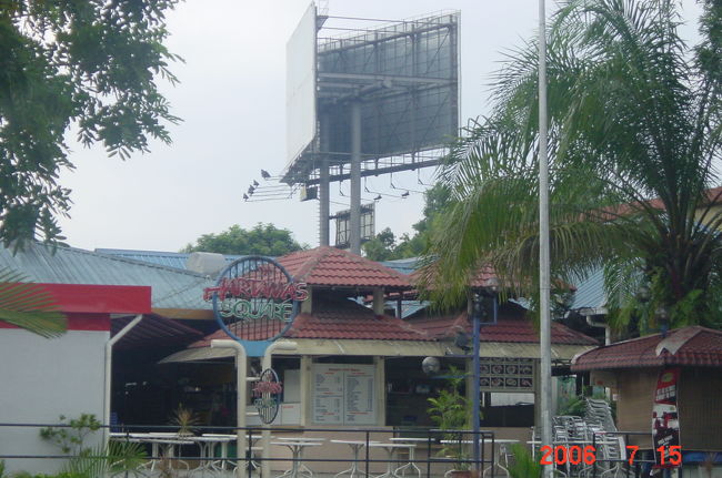 前日の夕食をとった屋台です<br /><br />今朝はクアラルンプール最終日。<br /><br />朝ご飯は飲茶です