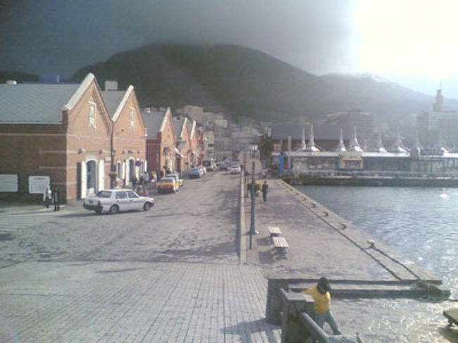 二日目は、元町ベイエリアに行きました！<br />函館の港は、日本初の自由貿易港として１８５９年に開港。<br />諸外国の領事館が建てられ、庁舎や銀行、商家は争うように洋風に。<br />現在もその時代の建物が多く保存されており、とても素敵な街並をつくっています。<br />写真後方に写っているのは函館山。