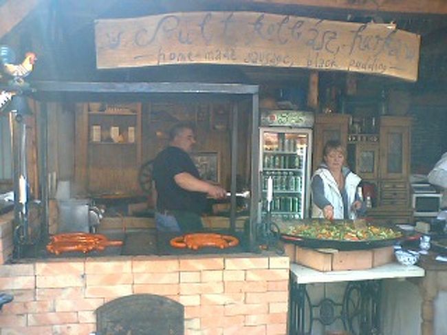 屋台では大きな鉄板で料理を作っていました。