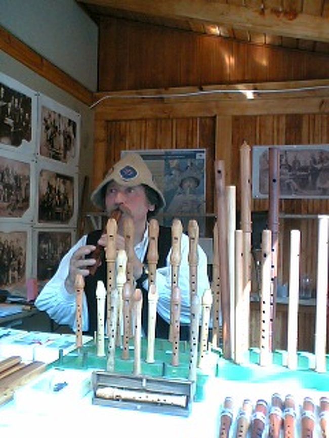 笛屋さんの屋台。<br />のっぽさんにそっくりな人が笛を吹いていました。