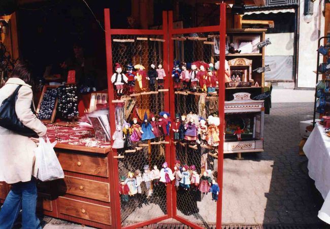 お人形屋さんの屋台。<br />写真はあやつり人形。