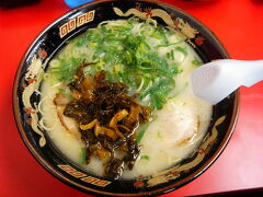 ラーメンは食べておかないとねぇ。

名前は忘れましたが、中洲にあったお店です。
（たぶん博多長浜ラーメン本舗）

さっぱり豚骨らしいですが、ちょっと薄い気がしました。（本来の長浜ラーメンはこんな感じ？）
それとちょっと匂いが気になるかなぁ。