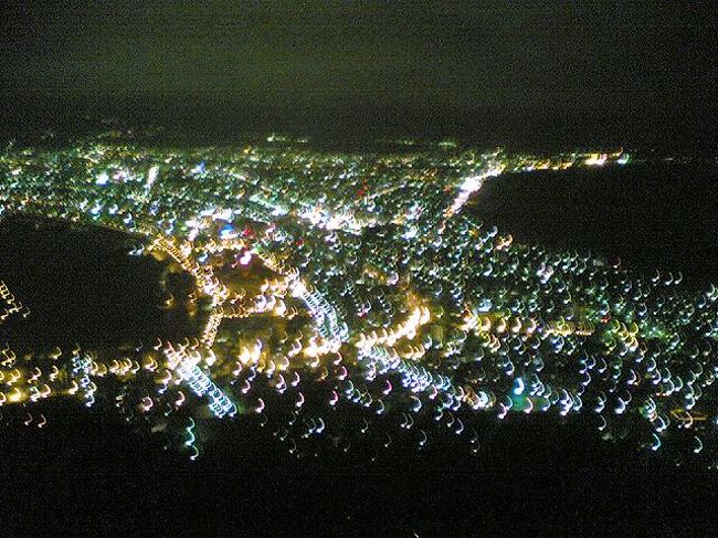 函館山の夜景は絶対に見るべし！<br />と、言われていたが、わざわざ夜山に登るのも面倒だなあ、と思っていました。<br /><br />どっこい！<br /><br />いやあ、見るべきですねこりゃあ！<br />アドバイスありがとうございました。<br />この日は朝から雨がパラパラ降っていて、山はすっかりガスに覆われていました。<br />これでは夜景は望めないなあ、、、と思っていたら、２２時を過ぎて外に出ると晴れていたのです。<br />こりゃあチャンス、登らねば！<br /><br />函館山頂上まではロープウェイか、車で行くことができます。<br />自家用車は、観光シーズンは時間帯で制限されています。<br />この日も２２時までは自家用車での登山は禁止されていました。<br />もちろん制限時間はすぎていたので、R子ちゃんの運転でぐいぐい登って行くことに！<br />道はジグザグ、カーブがきつめ。<br />箱根みたいなかんじです。<br />地元の人らしき車にあおられ、停車スペースがある場所でようやく止まってやり過ごし、またえっちらおっちら登っていきました。<br /><br />ついに頂上に到着！<br />車を降りるとものすごい風。<br />そして若干雨？！<br />しぶきを顔に感じつつ、展望台へのぼります。<br />そこからの眺めは、本当に綺麗でした。<br />街の灯りなんて人工的なものなのに、どうしてこんな星みたいにうつくしいのかしら。<br />灯りがたくさんあるのに空気がきれいだから、こんなに良くみえるんでしょうね。<br />そして、上からみてようやく函館の形を理解しました。<br />灯りが函館の海と陸地の境界線を縁取って、形が綺麗に見えるのです。<br />一瞬、「すごい、北海道のあの左下半島部分がみえてるよー！！」と思ってしまったことは秘密です。<br />そんな小さいわけなかったです北海道でっかいどう、、、<br /><br /><br />わーきれいー、すごいーー！<br />と、しばらくはしゃいでいたのですが、寒さに耐えきれず、自動販売機でホットミルクティーを買って下山しました。<br />函館山の夜景、オススメです。