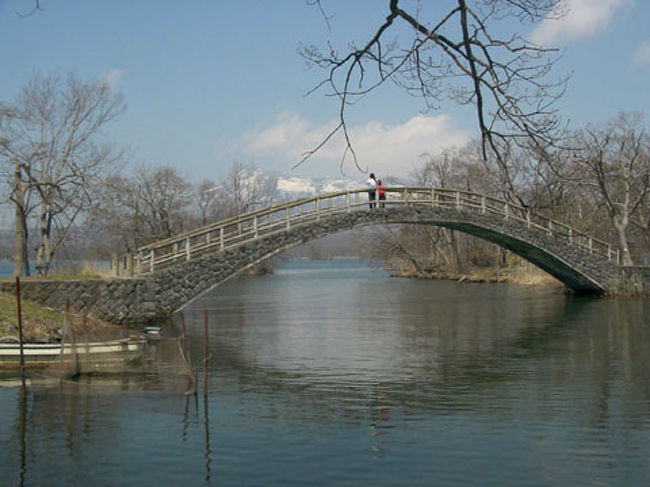 今回の旅で、一番好きな場所かもしれない。<br />大沼国定公園です。<br />函館市街から車で１時間と少しだったでしょうか。<br />連休まっただ中だったので、渋滞を予想して朝９時出発。<br />朝食を食べる時間を節約して、コンビニで菓子パンと飲み物を買い、もぐもぐやりながら行きました。<br />幸い渋滞らしい渋滞はなく、しかし函館によく来ているR子ちゃん曰く「いつもはこんなに車走ってない！」という程度に交通量は多かったようです。<br /><br />大沼、という名前から、どよーーんとした湿地帯を想像していたわたくし。<br />実物は全然違いました！！<br />湖ではないの？！<br />またまたR子ちゃん曰く、湖と沼の違いは中心部分の水深であると。<br />気になったので調べてみましたら、衝撃の事実が判明！！！<br /><br />------------------------------------------------<br />湖・沼の定義については明確なものがなく、一般的に<br />中央部への湖岸からの植物の侵入を許さない深度<br />（５〜１０ｍ以上）をもつものが湖とされております。<br />これらの資料等より、大沼は湖と判断しております。<br /><br />---大沼国定公園HPより---------------------------<br /><br /><br />なにーーー！！？<br />大沼は沼ではなく湖なの？！！<br />、、、、、なにか、裏切られたような心持ちがするのですが。<br />元々大沼という名前はアイヌ語のもともとの地名を訳してつけられたそうで、沼、湖両方の意味をもつ言葉だったのですね。<br />うん、でも大湖より、大沼のほうが良かったですよ。きっと。うん。<br />大沼バンザーイ！（なんのこっちゃ）